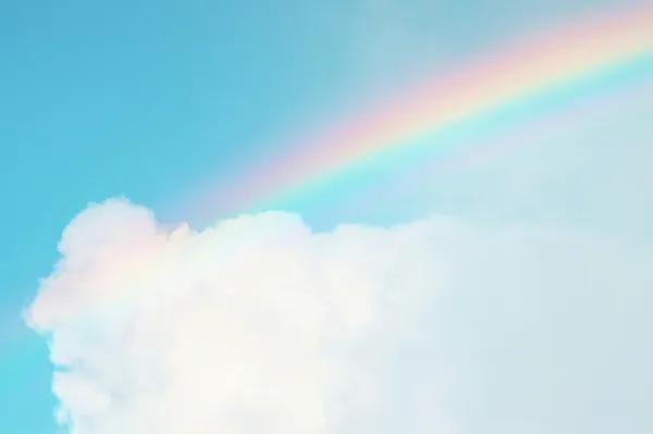 Regenbogen am Himmel in Wolken