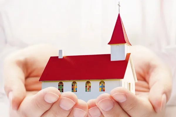 Quelle: EKiBa / Servicestelle Fundraising Das Modell einer Kirche hält jemand in Händen