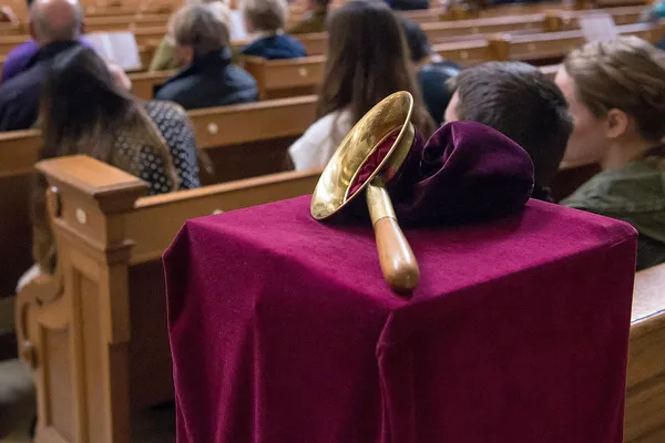 Quelle: epd-bild/Christian Ditsch In einer Kirche liegt ein Opferbeutel auf einer Decke aus Samt