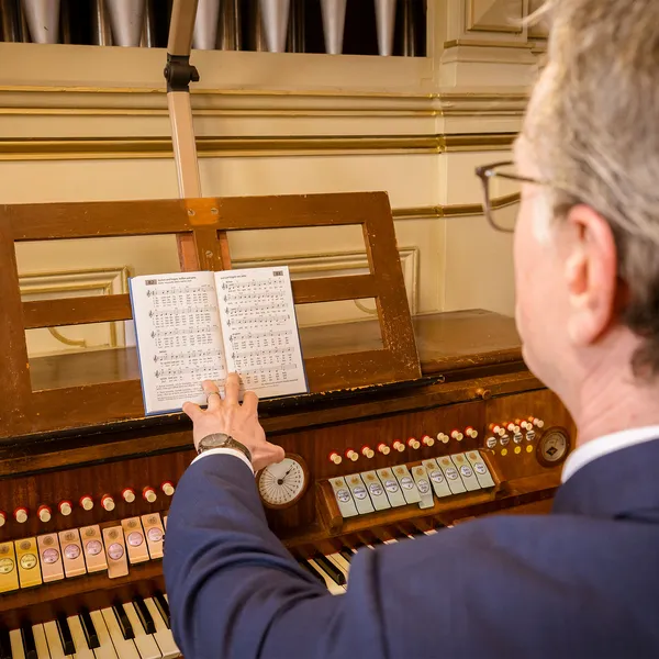 Kirchenmusiker an der Orgel