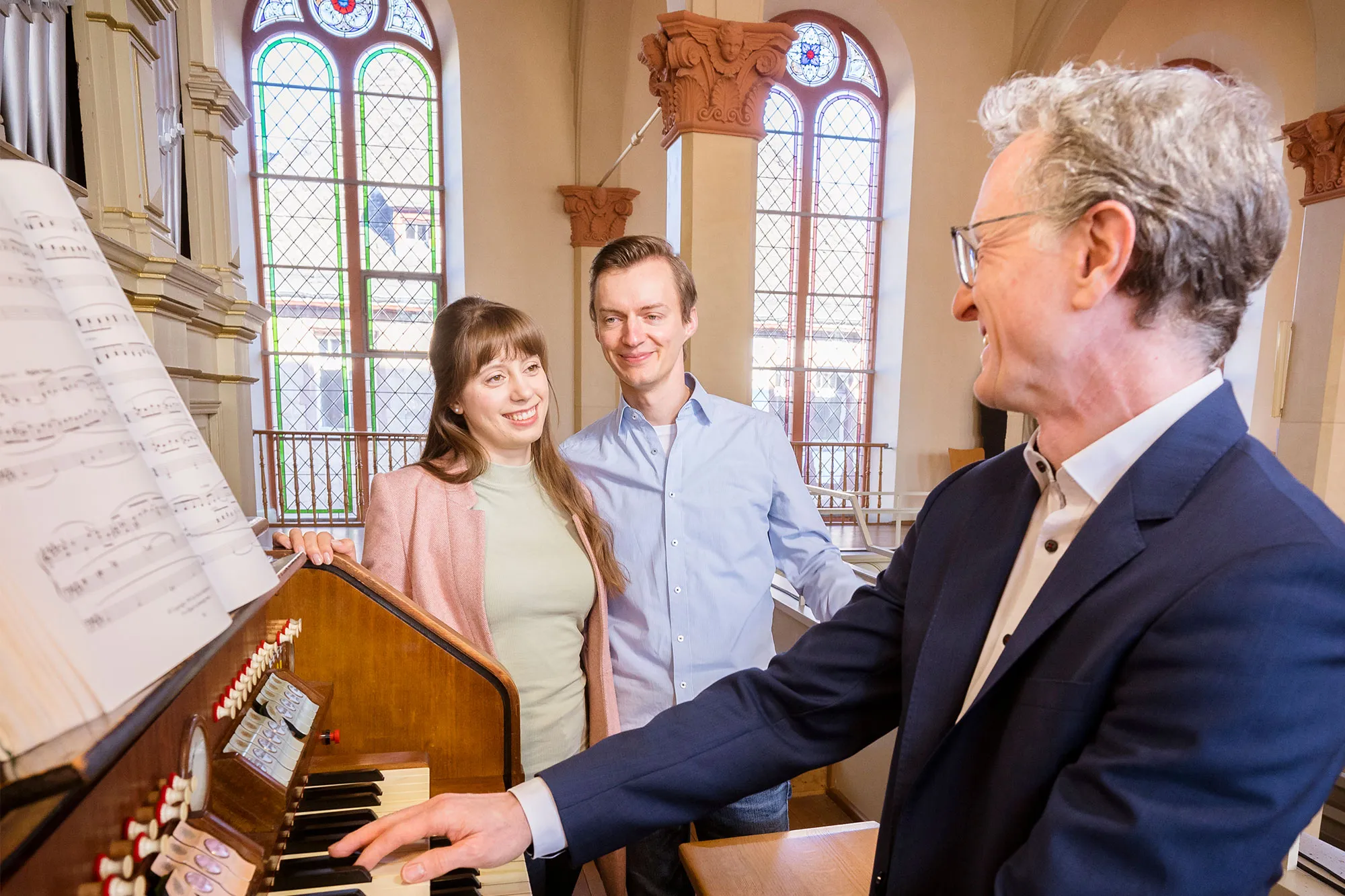 Junges Paar unterhält sich mit dem Kantor