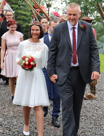 Brautpaar auf dem Weg zur Trauzeremonie