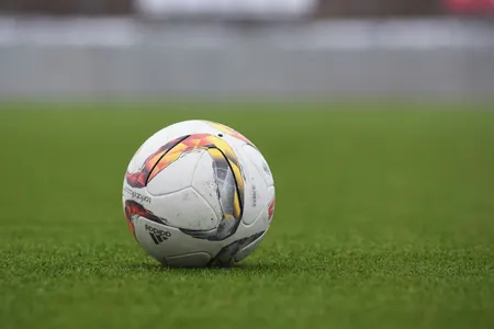 Fußball auf grünem Rasen