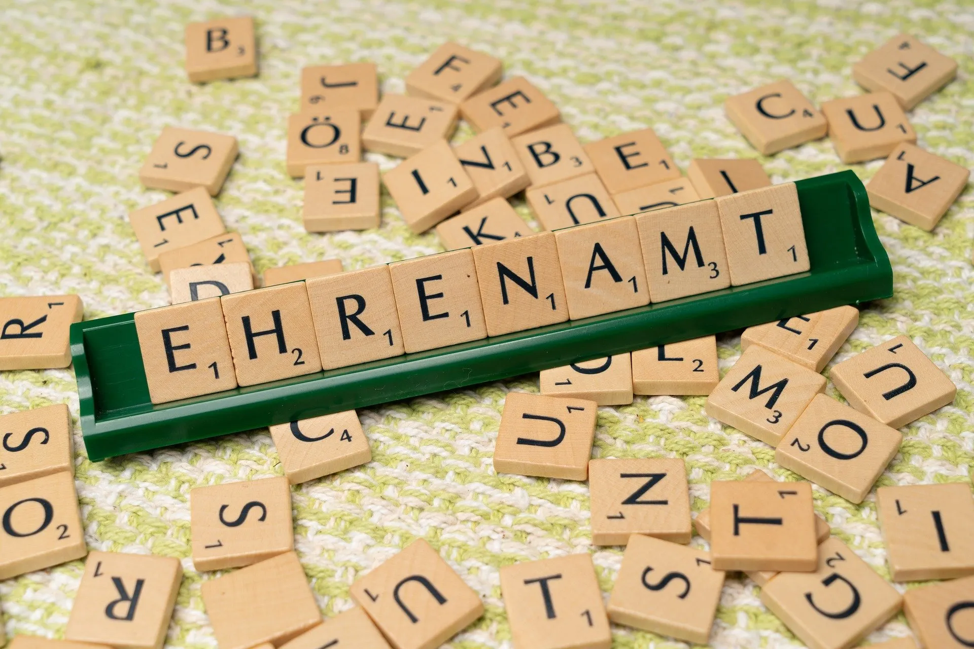 Mit Scrabble-Buchstaben ist das Wort Ehrenamt gelegt.