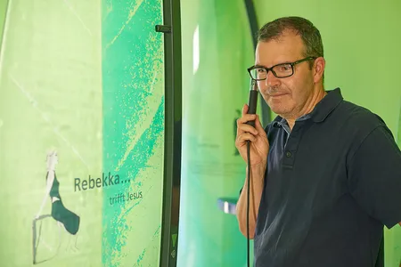 Ein Mann hört im Begegnungsraum mit Jesus der Geschichte von Rebekka