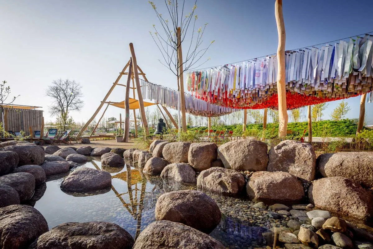 Kirchengeländer auf der BUGA23 mit Bachlauf