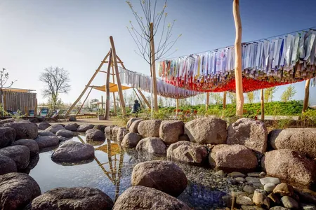 Kirchengeländer auf der BUGA23 mit Bachlauf