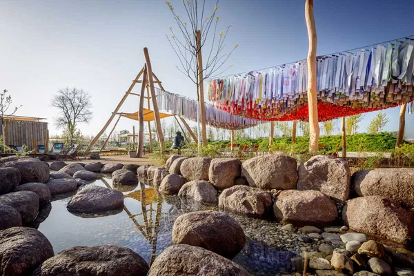 Kirchengeländer auf der BUGA23 mit Bachlauf