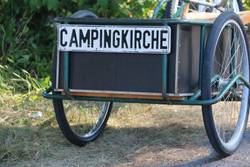 Quelle: Peter Bauer - eingebettet von www.ekiba.de Fahrradanhänger mit Campingkirche-Schild