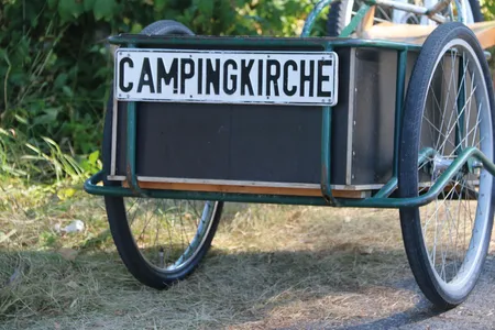Fahrradanhänger mit Campingkirche-Schild