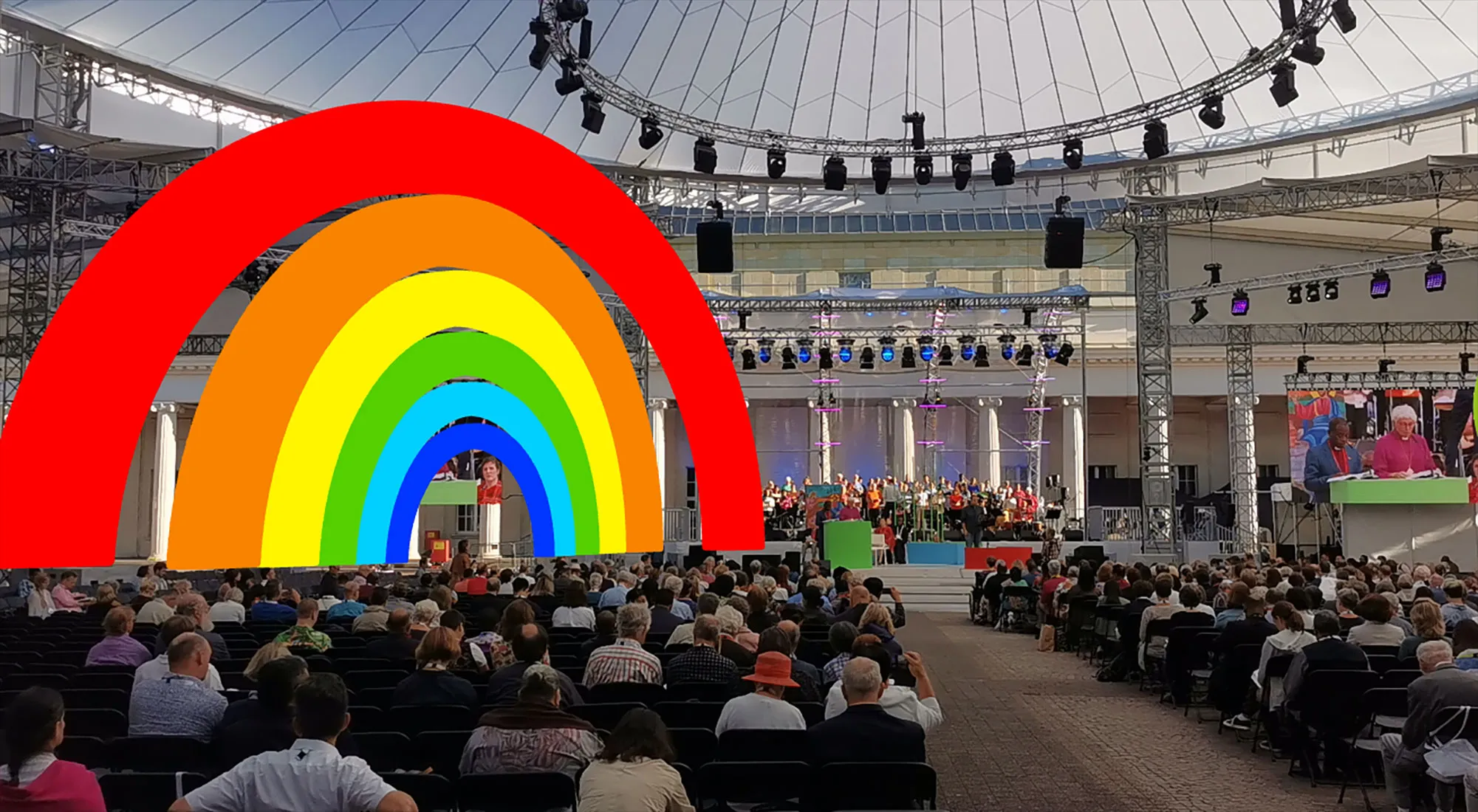 Virtueller Regenbogen schwebt über den Gästen der Vollversammlung