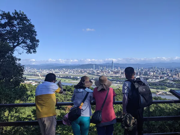 Vier Menschen blicken auf Landschaft in Taiwan