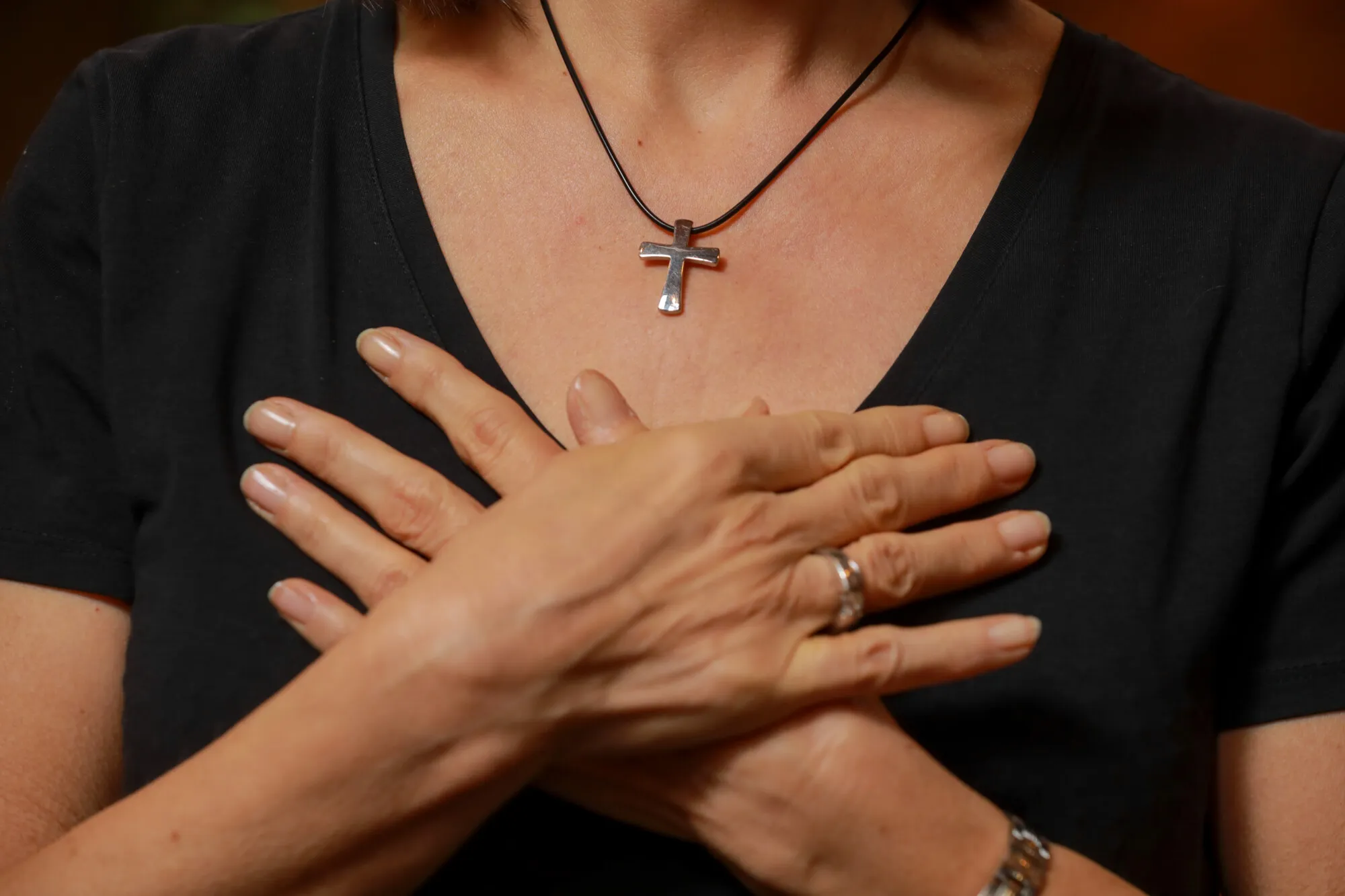 Hände, vor der Brust gefaltet