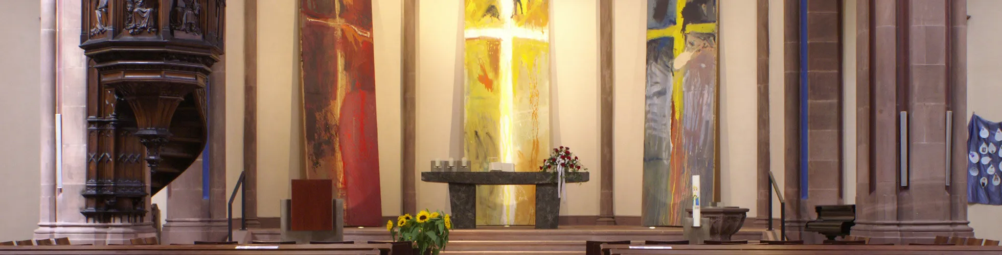 Innenraum Stadtkirche Offenburg mit Altar