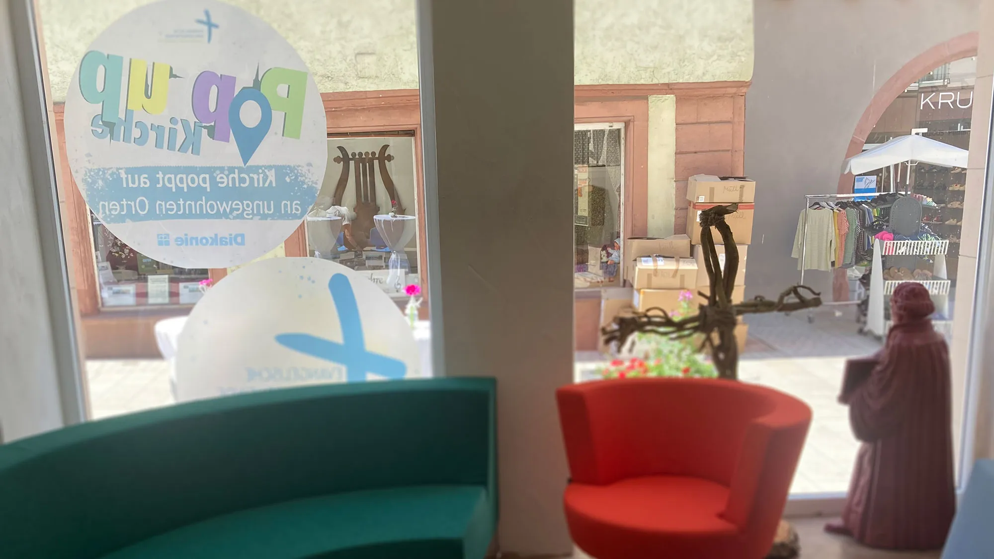 Blick durchs Schaufenster der Pop-Up-Kirche in die Fußgängerzone
