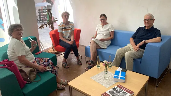 Gesprächsrunde auf dem blauen Sofa