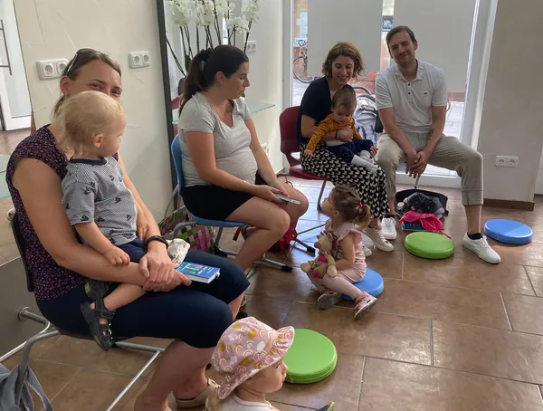 Es wird ein Krabbelgottesdienst gefeiert