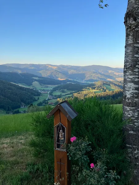 Wegkreuz mit Mareinfigur