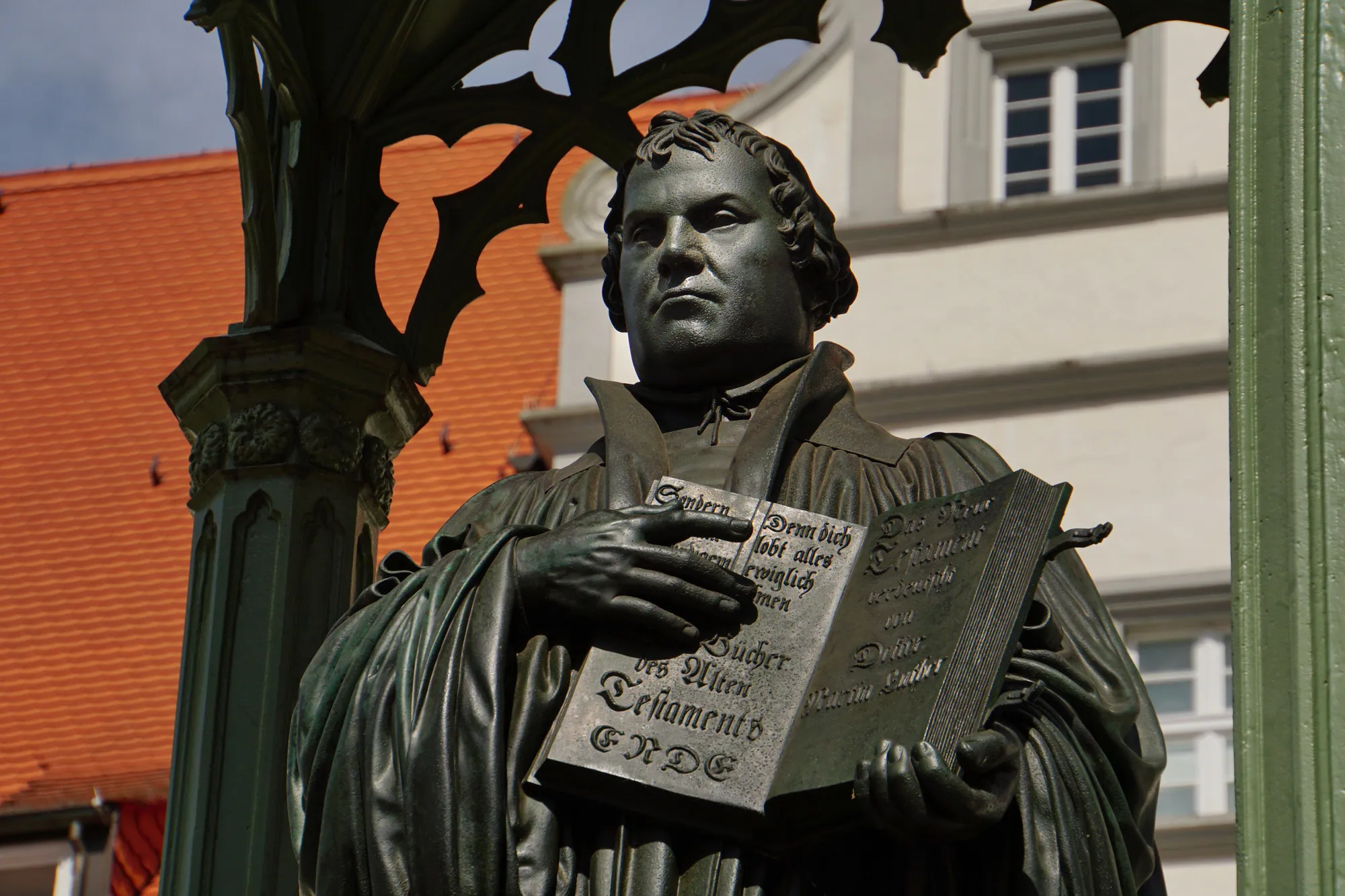 Statue Martin Luther mit Bibel