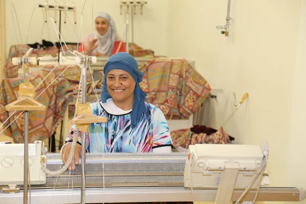 Junge Frauen erhalten eine Ausbildung