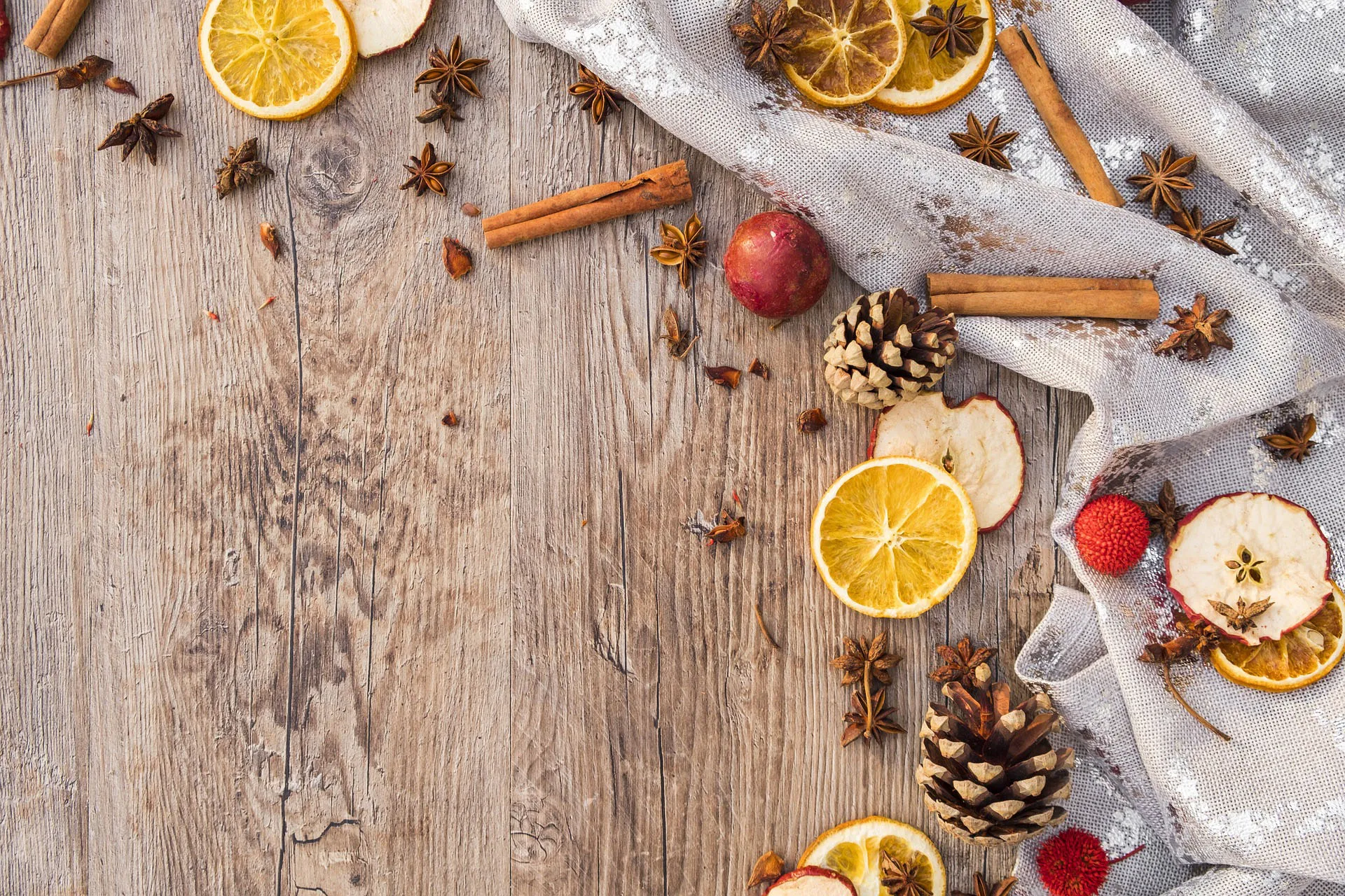 Adventliche Dekoration auf einer Tischplatte