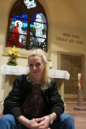 Pfarrerin Anne Helene Kratzert vor dem Altarfenster