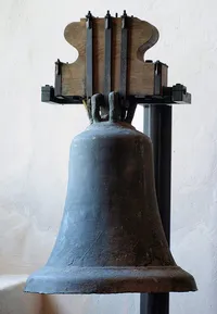 Glocke der Bergkirche Büsingen aus dem 12. Jahrhundert in Form eines Zuckerhuts