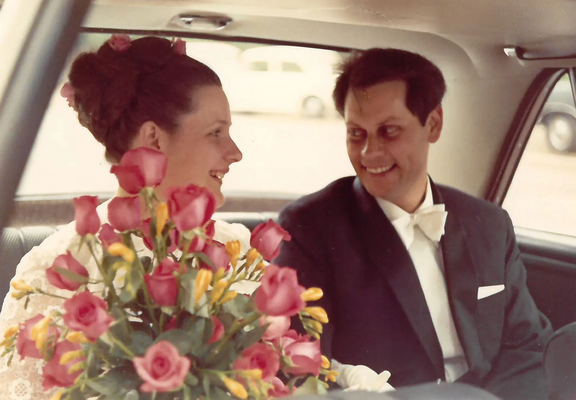 Foto aus dem Jahr 1970: frisch vermähltes Ehepaar lächelt sich an