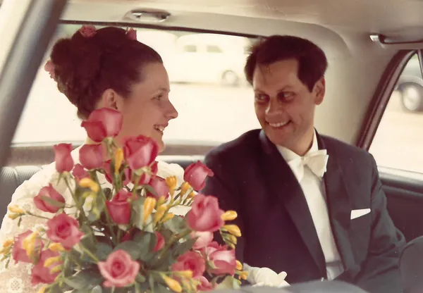 Foto aus dem Jahr 1970: frisch vermähltes Ehepaar lächelt sich an