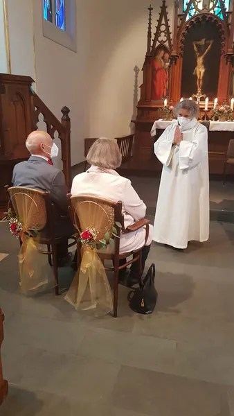 Pfarrerin Cornelia Hübner spricht zum Ehepaar Gargiulo-Schellenberg