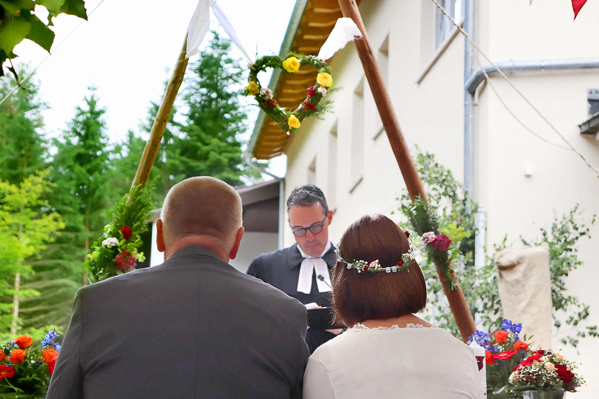 Brautpaar sitzt vor dem Pfarrer während der Trauzeremonie