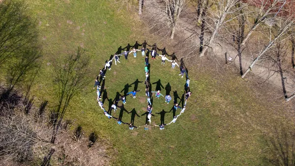Quelle: Lutz Neumeier/fundus-medien.de Konfi-Gruppe bildet Peace-Zeichen, von oben fotografiert