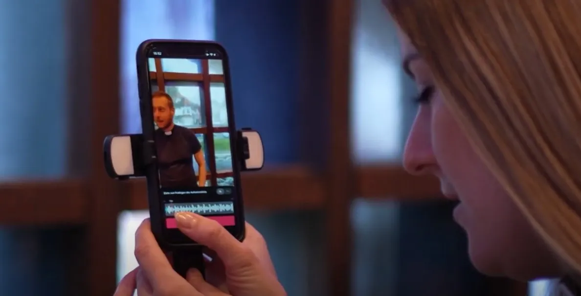 gianna baier hält smartphone