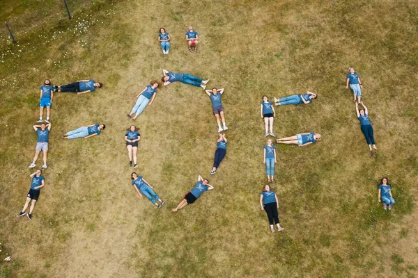 Menschen bilden die Buchstaben FÖF