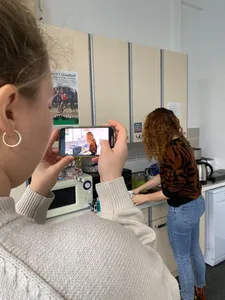 Zwei Studentinnen beim Videoaufnahmen
