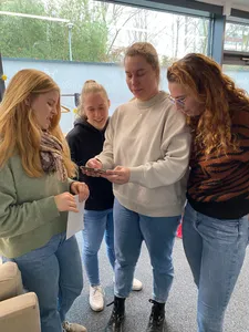 Vier Studentinnen betrachten Videoaufnahmen