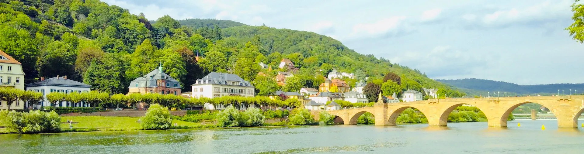 Blick über den Neckar in Heidelberg mit der alten Brücke und dem Morata-Haus