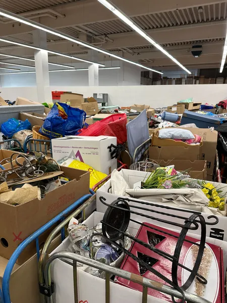 Waren im Lager Diakonie-Laden