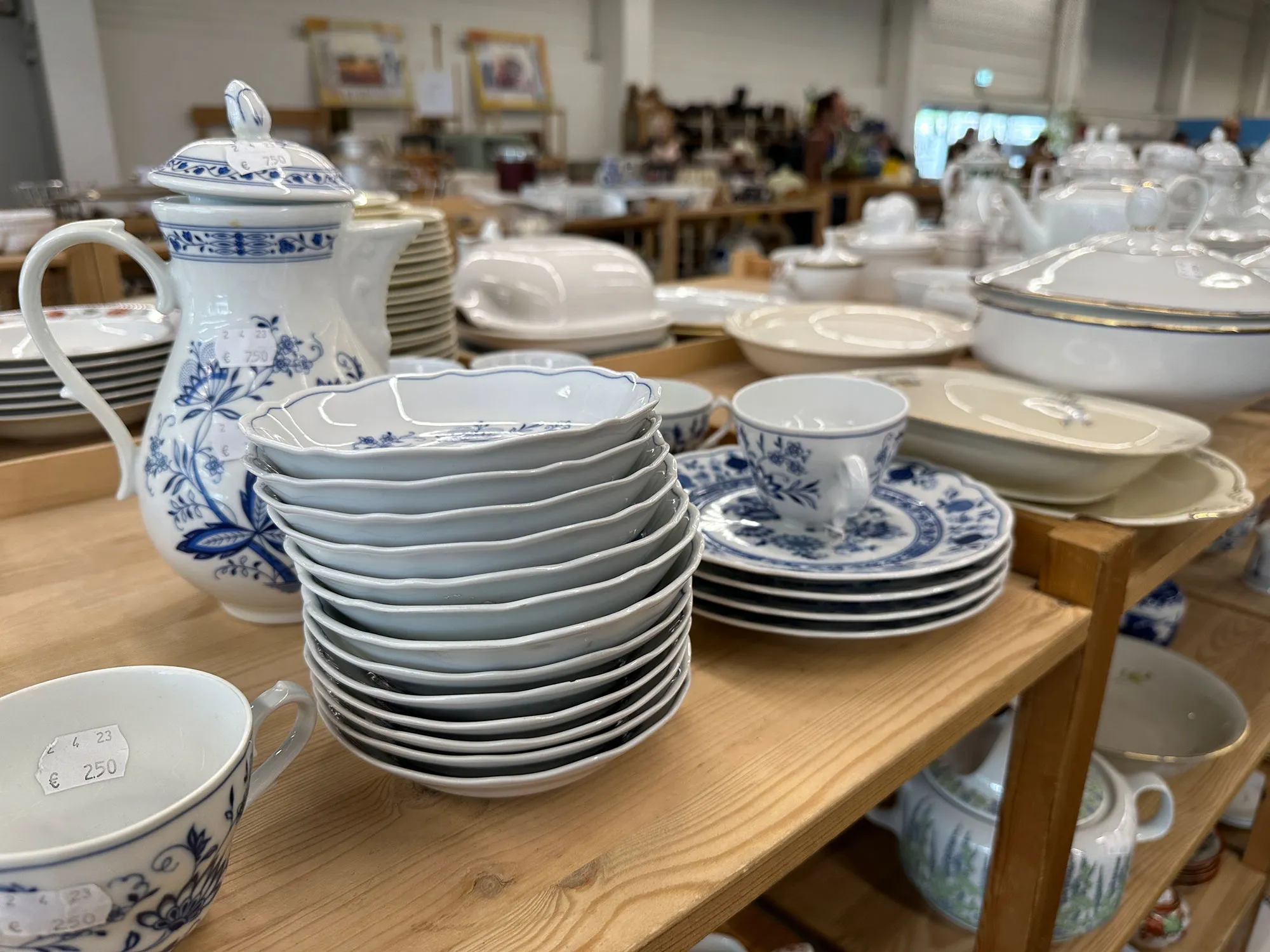 Kaffeeservice blau-weiß im Secondhand-Laden