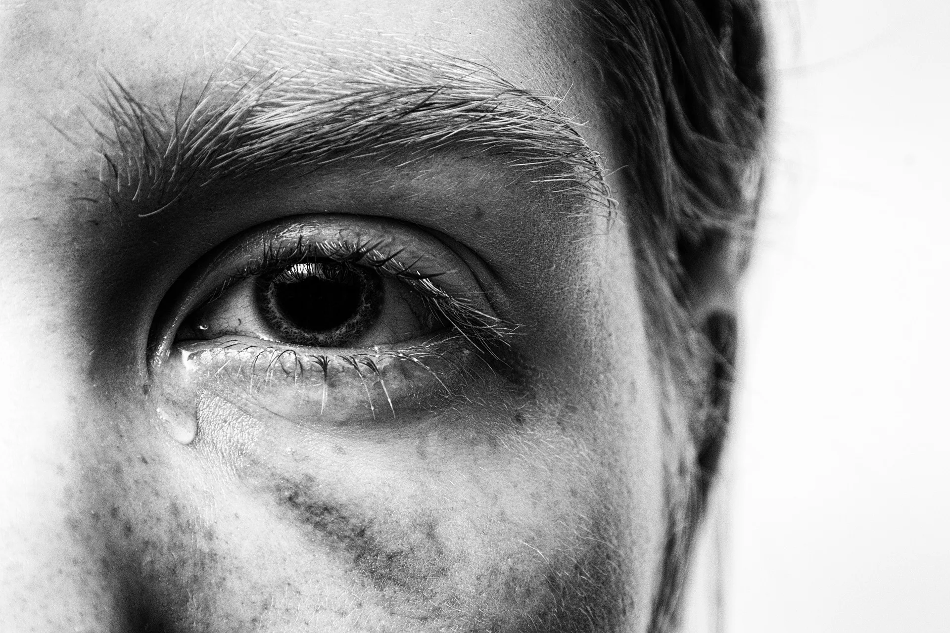 Blick auf eine Träne im Gesicht einer Person