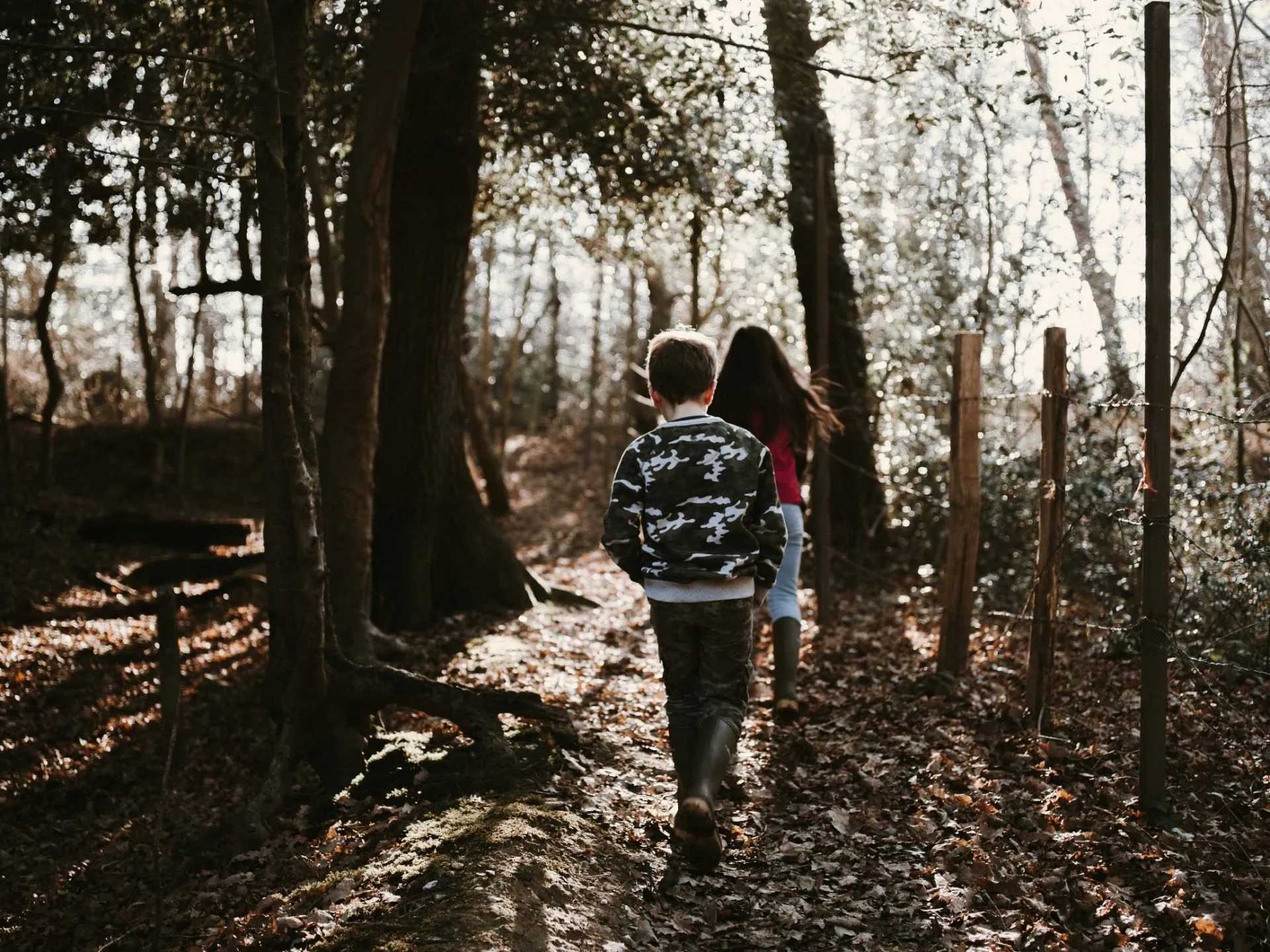 Zwei Kinder gehen auf Waldweg
