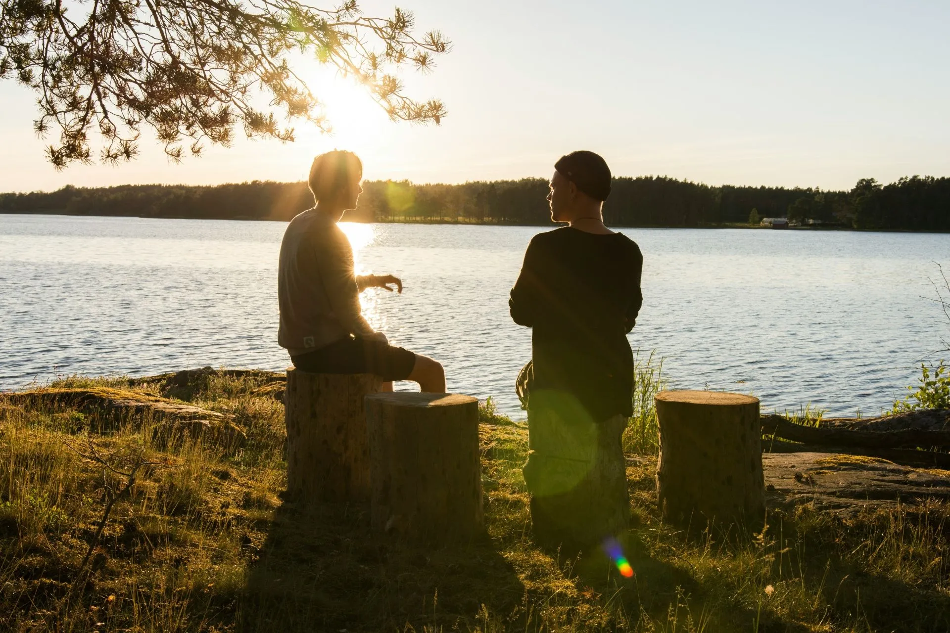 Zwei Personen bei Sonnenuntergang am See