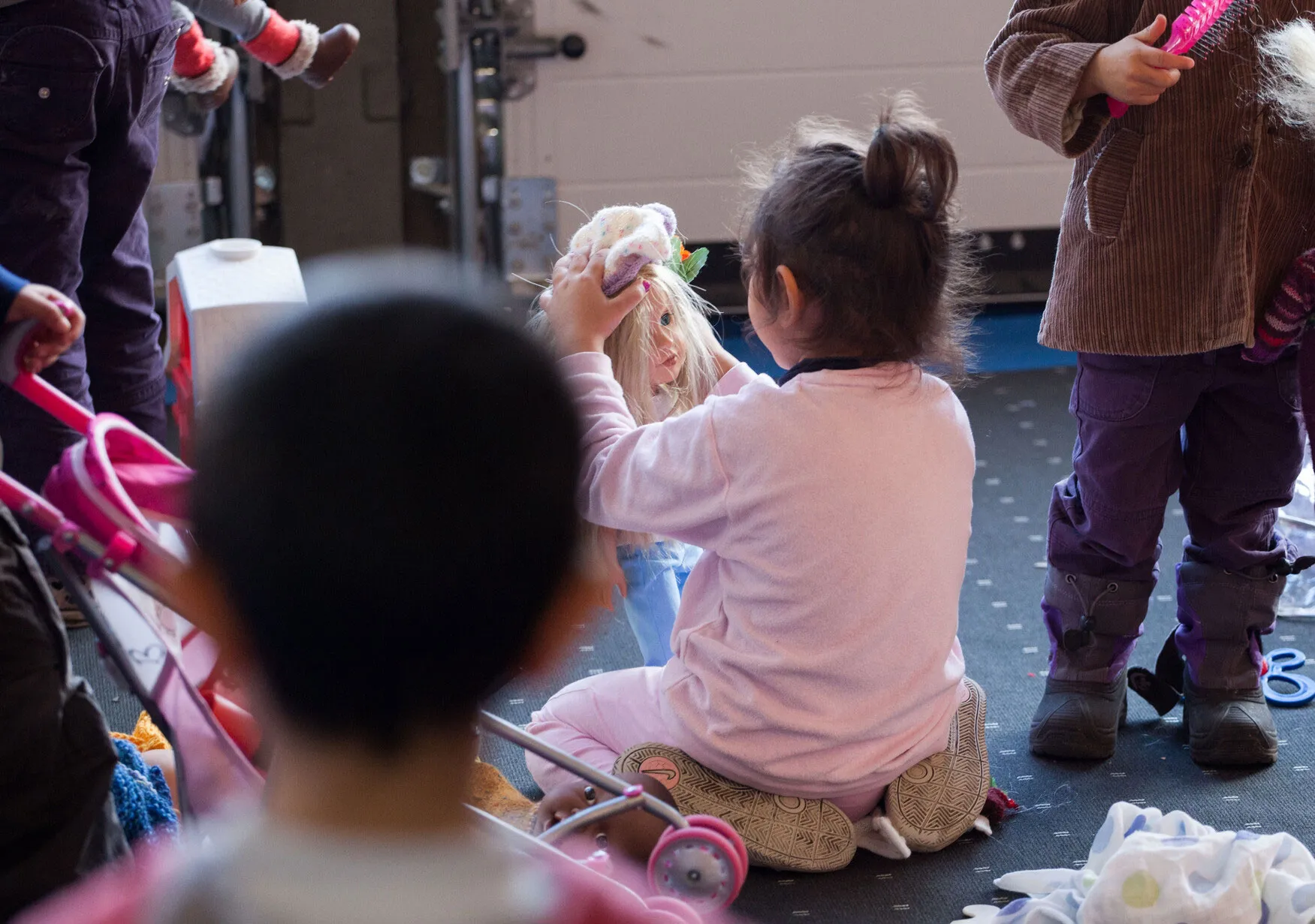 Geflüchtete Kinder mit Spielsachen