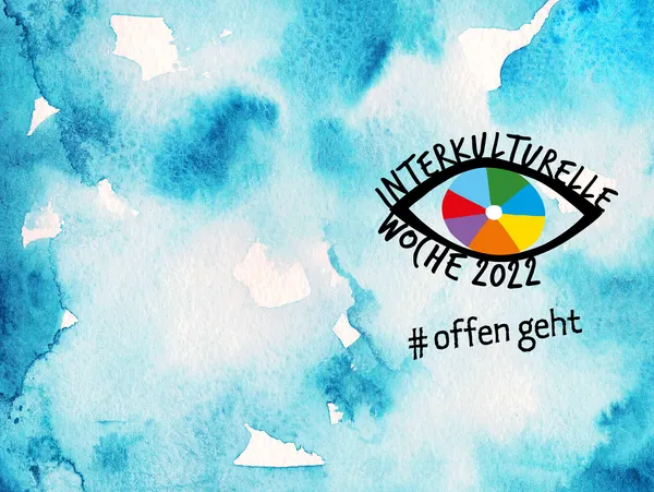 Blauer Hintergrund mit Logo der Interkulturellen Woche
