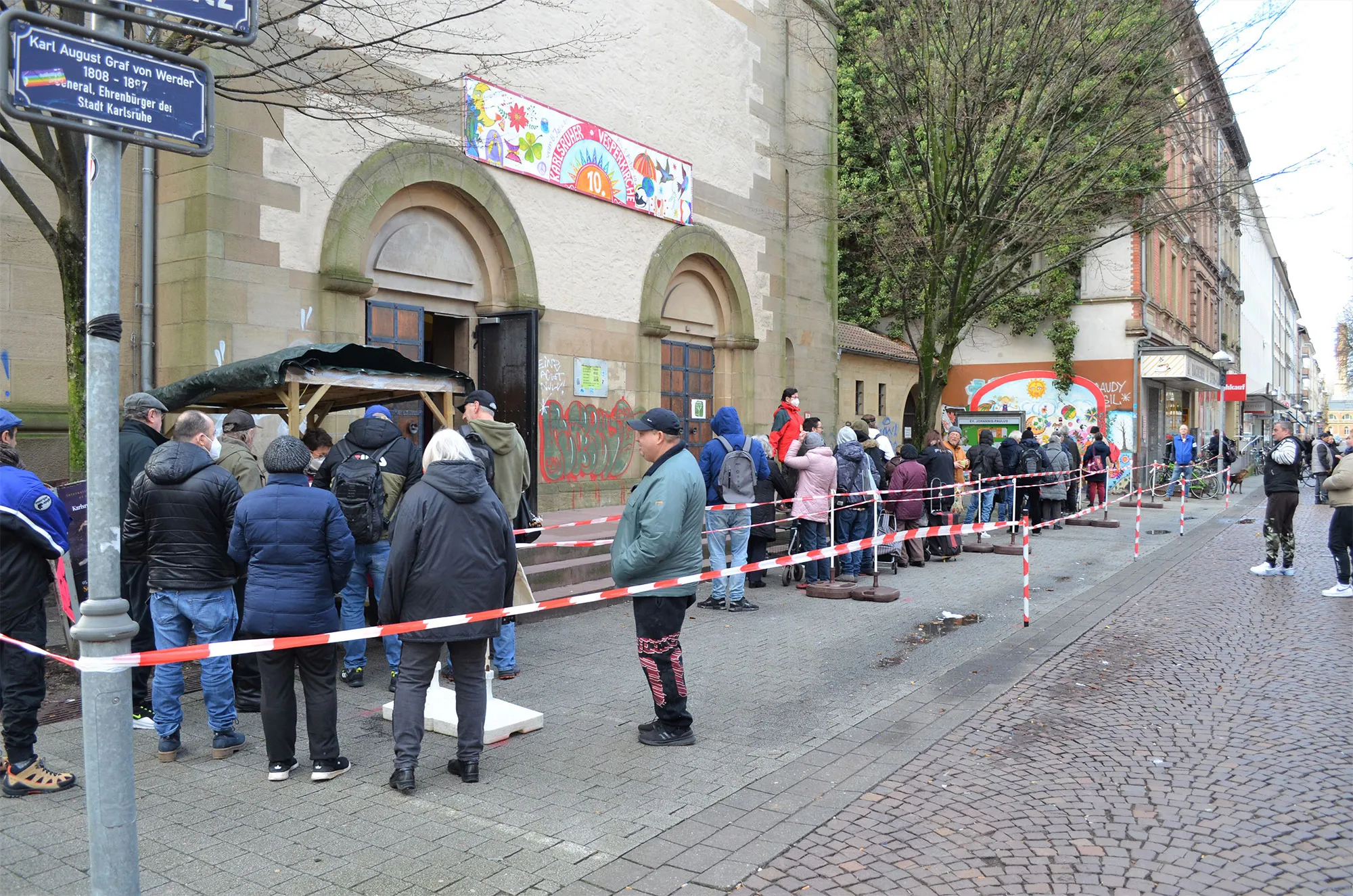 Menschenschlange vor der Vesperkirche