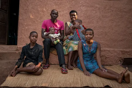 Joy Kamusiime (38) mit Ehemann und ihren vier Kindern