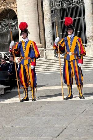 Zwei Personen der Schweizer Garde in Uniform