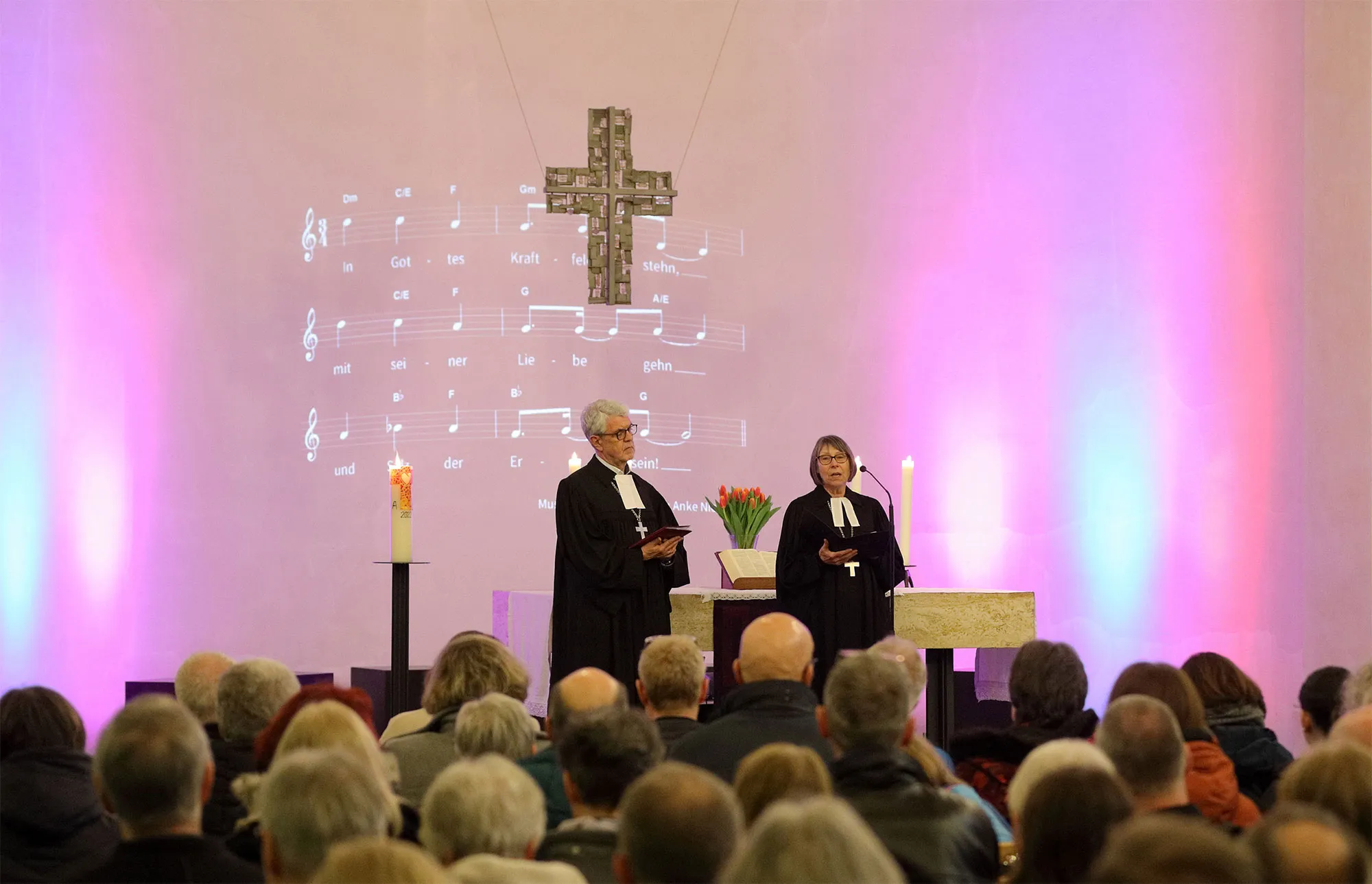 Prälat und Prälatin im Talar beim Zukunftstag