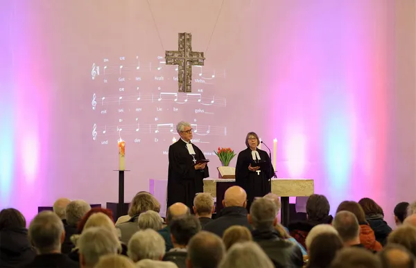 Prälat und Prälatin im Talar beim Zukunftstag