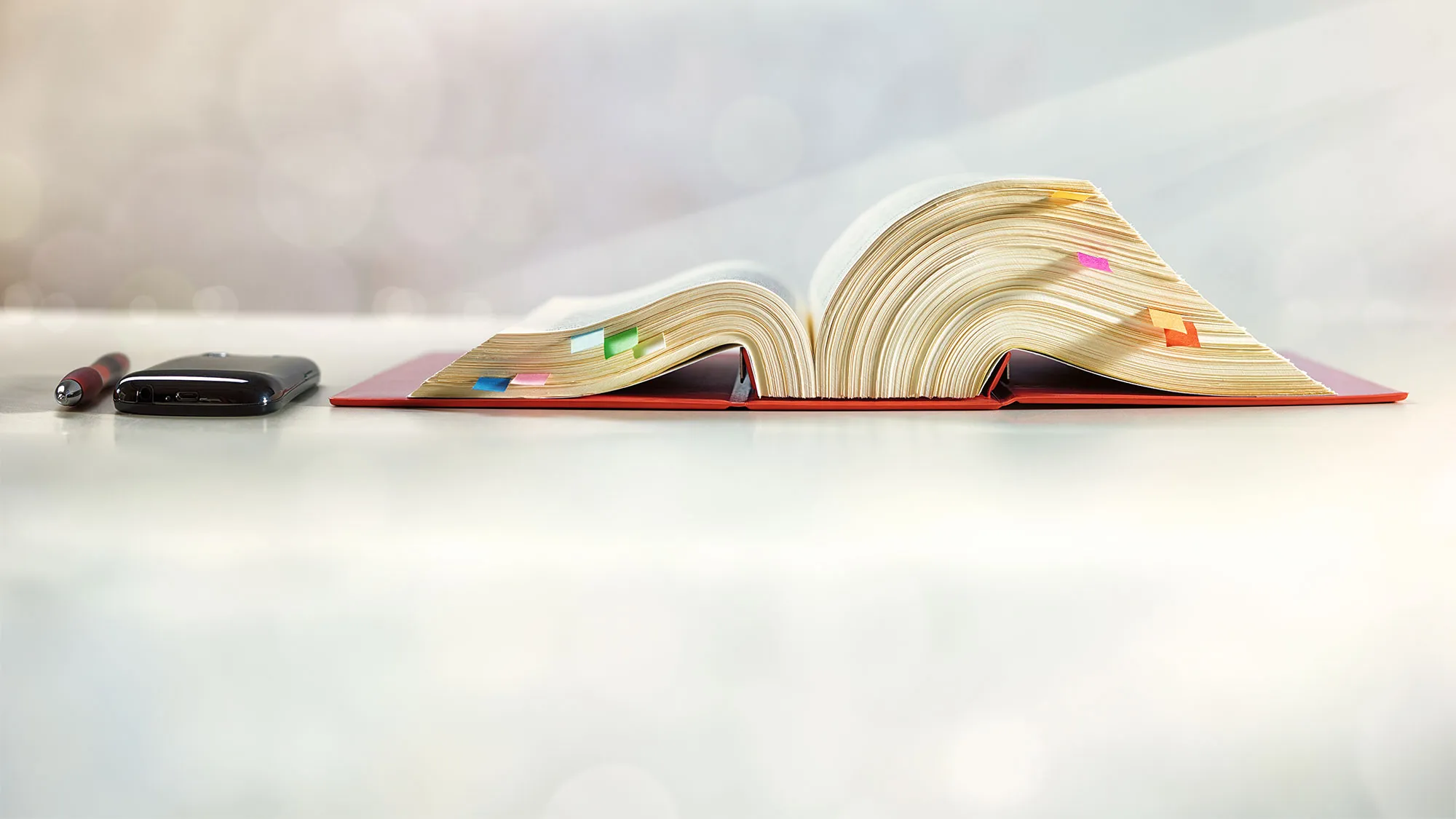 Aufgeschlagener Ordner mit Gesetzestexten